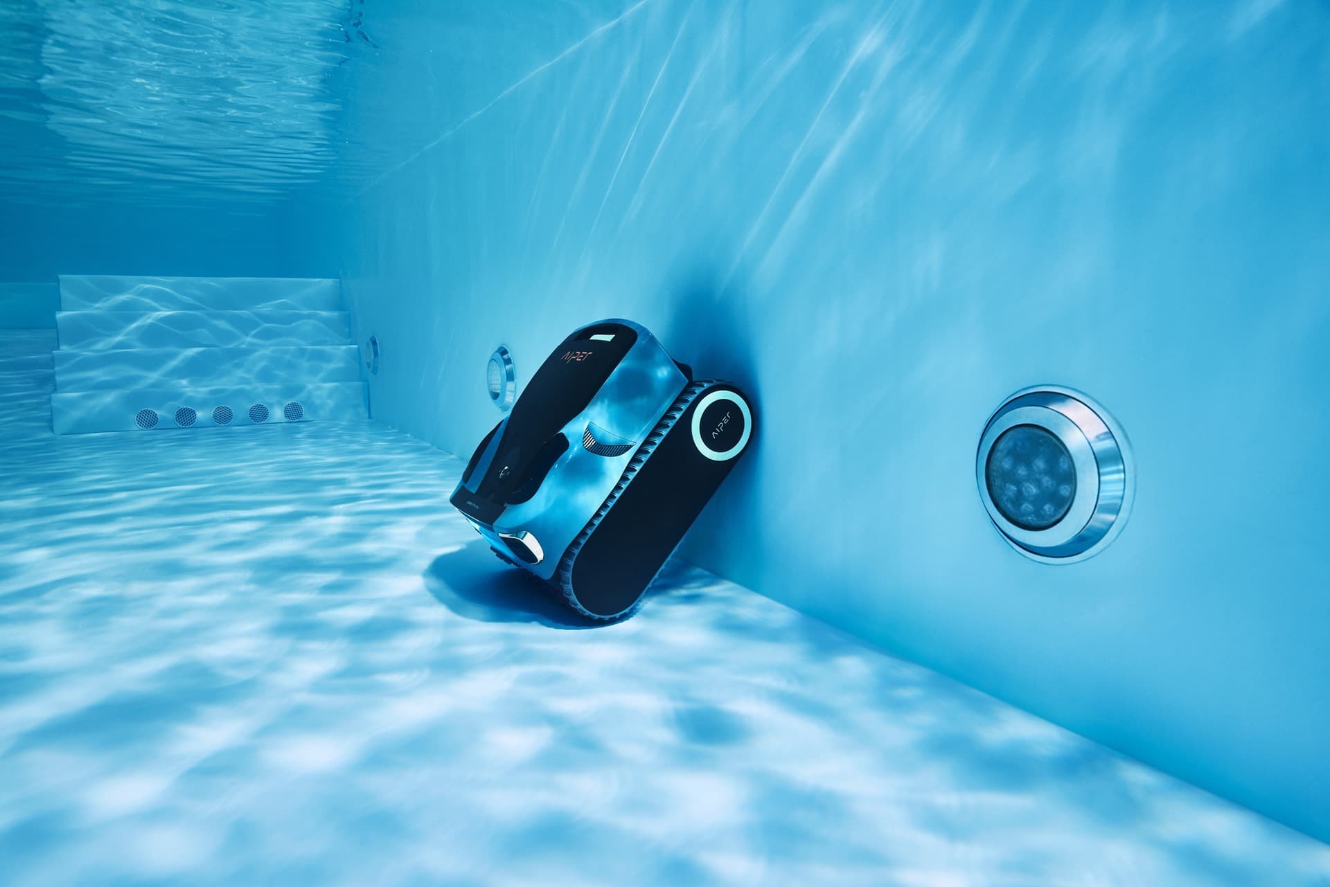 Pool wall with vertical surfaces to clean